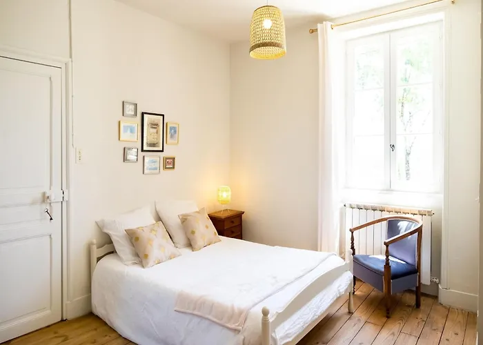 Charming House In With Pool Nyaraló Coubjours